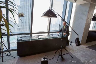 The Canon 580 EX II behind Jan separates him fron the grey wall background